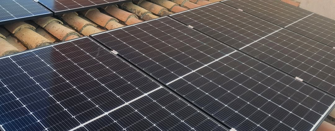 Instal·lació de plaques solars fotovoltaiques a La Jonquera